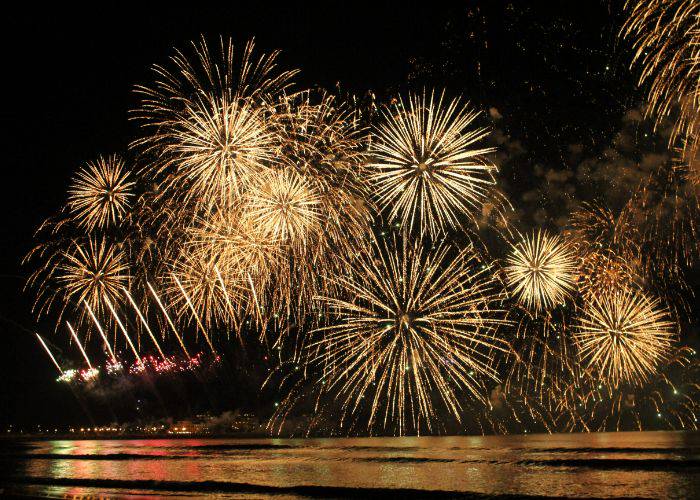 Golden fireworks bloom in the sky at Kamakura Fireworks Festival.